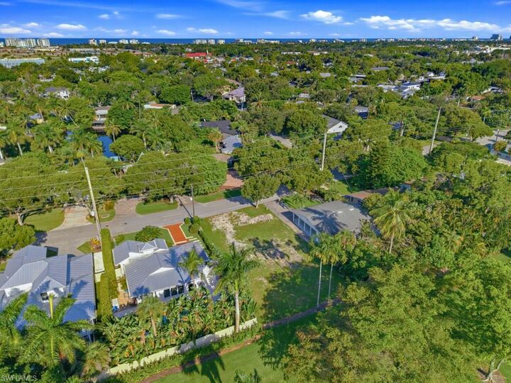 Property Photo:  916 13th St N  FL 34102 