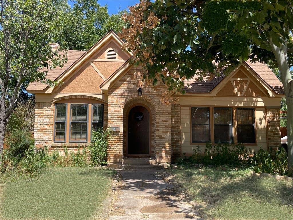 Property Photo: 3915 Meadowbrook Drive TX 76103