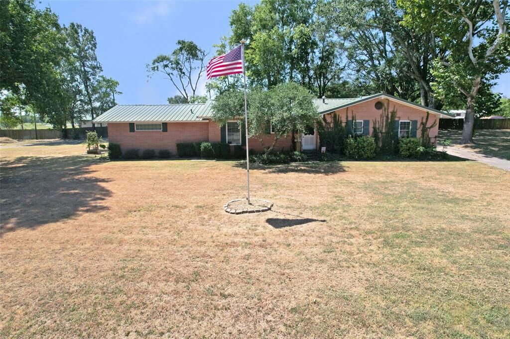 Property Photo: 111 E Oak Street TX 75497