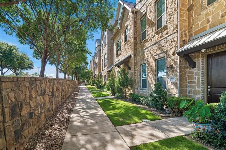 Property Photo:  559 W Royal Lane  TX 75039 