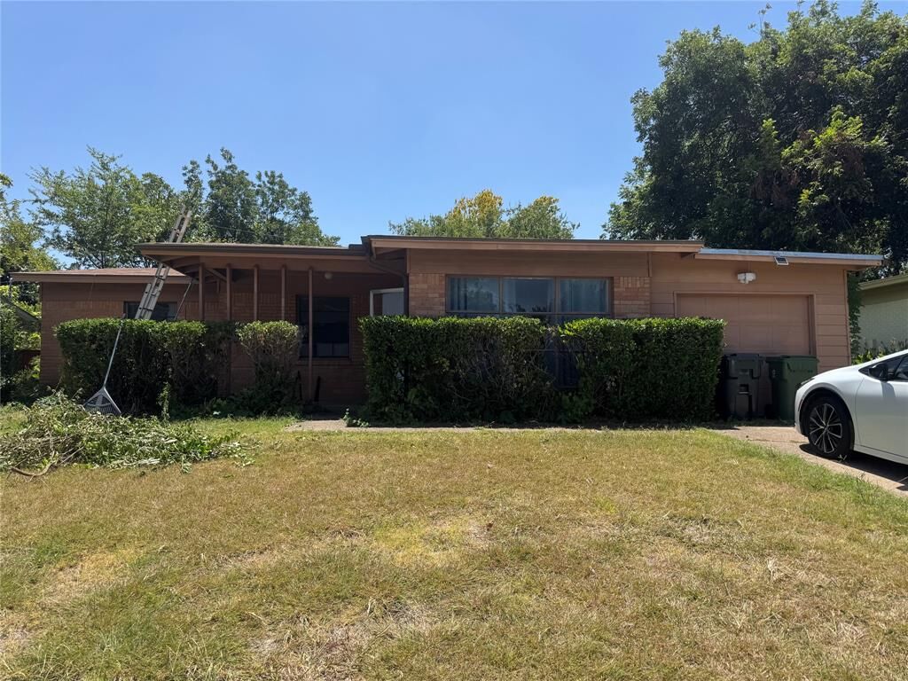 Property Photo: 2204 Cloverdale Street TX 76010