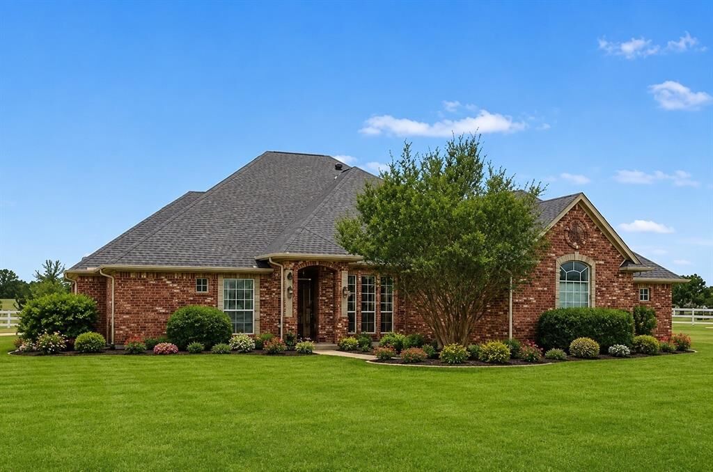 Property Photo: 1908 Meadow Springs Drive TX 76052
