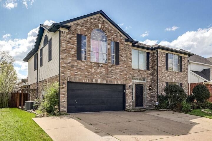 Property Photo: 706 Gentry Drive TX 76018
