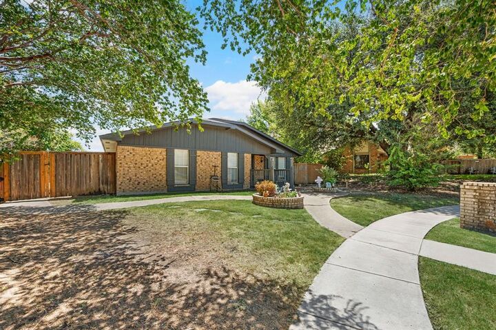 Property Photo: 1706 Delaford Circle TX 75007