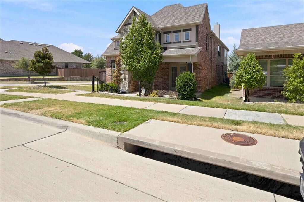 Property Photo: 4524 Del Rey Avenue TX 75070