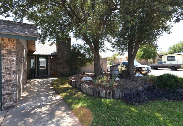 Property Photo:  310 50th St  TX 79762 