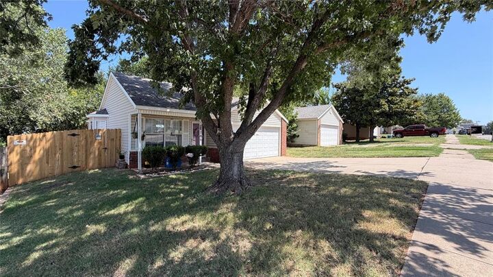 Property Photo: 1117 Cedarcrest Street OK 73071