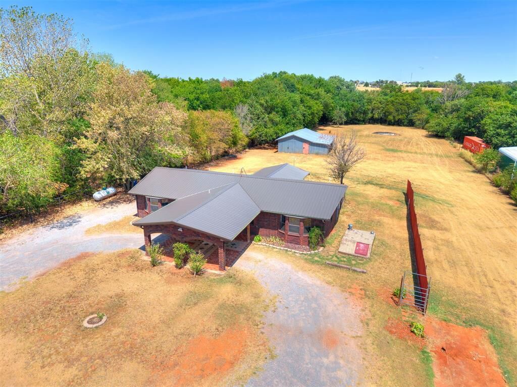 Property Photo:  245 E Riddle Road  OK 73018 