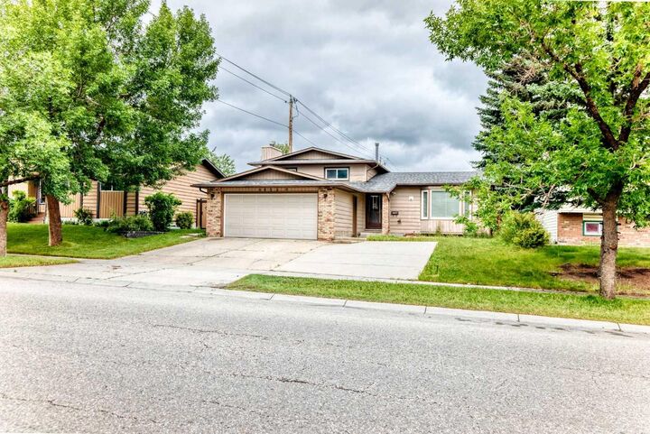 Property Photo: 6832 37 Avenue NE AB T1Y 5E5