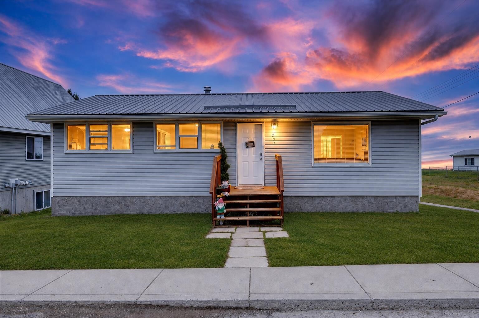 Property Photo:  201 1 Avenue  AB T0M 2B0 