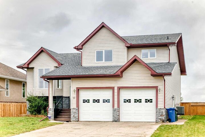 Property Photo: 18 Julia Place AB T0M 0W0