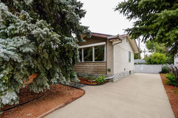 Property Photo: 711 27 Street N AB T1H 3X1