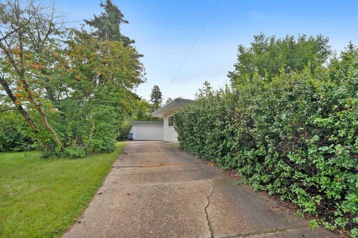 Property Photo: 5009 41 Street Close AB T4G 1H8