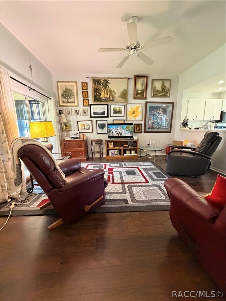 Property Photo: 510 W Larchmont Court FL 34465