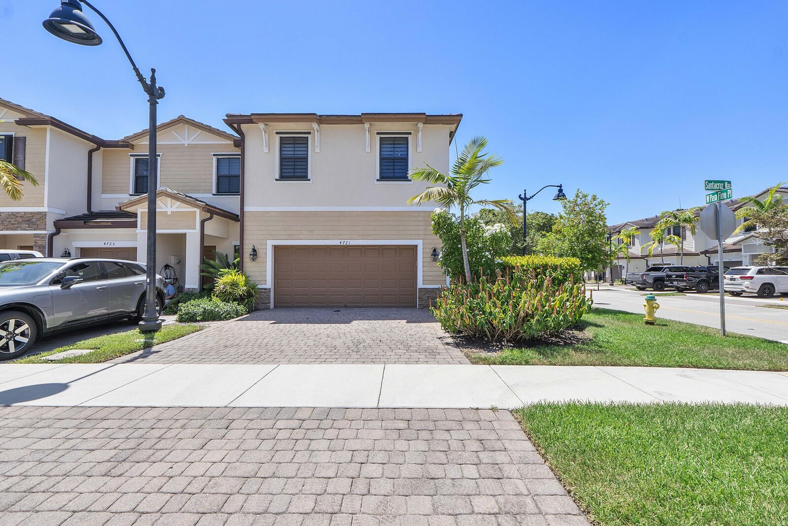 Property Photo: 4721 Santa Cruz Way FL 33314