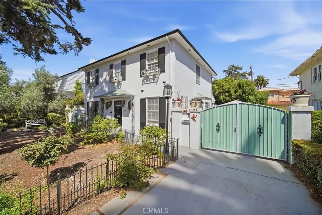 Property Photo:  1826 Wellington Road  CA 90019 