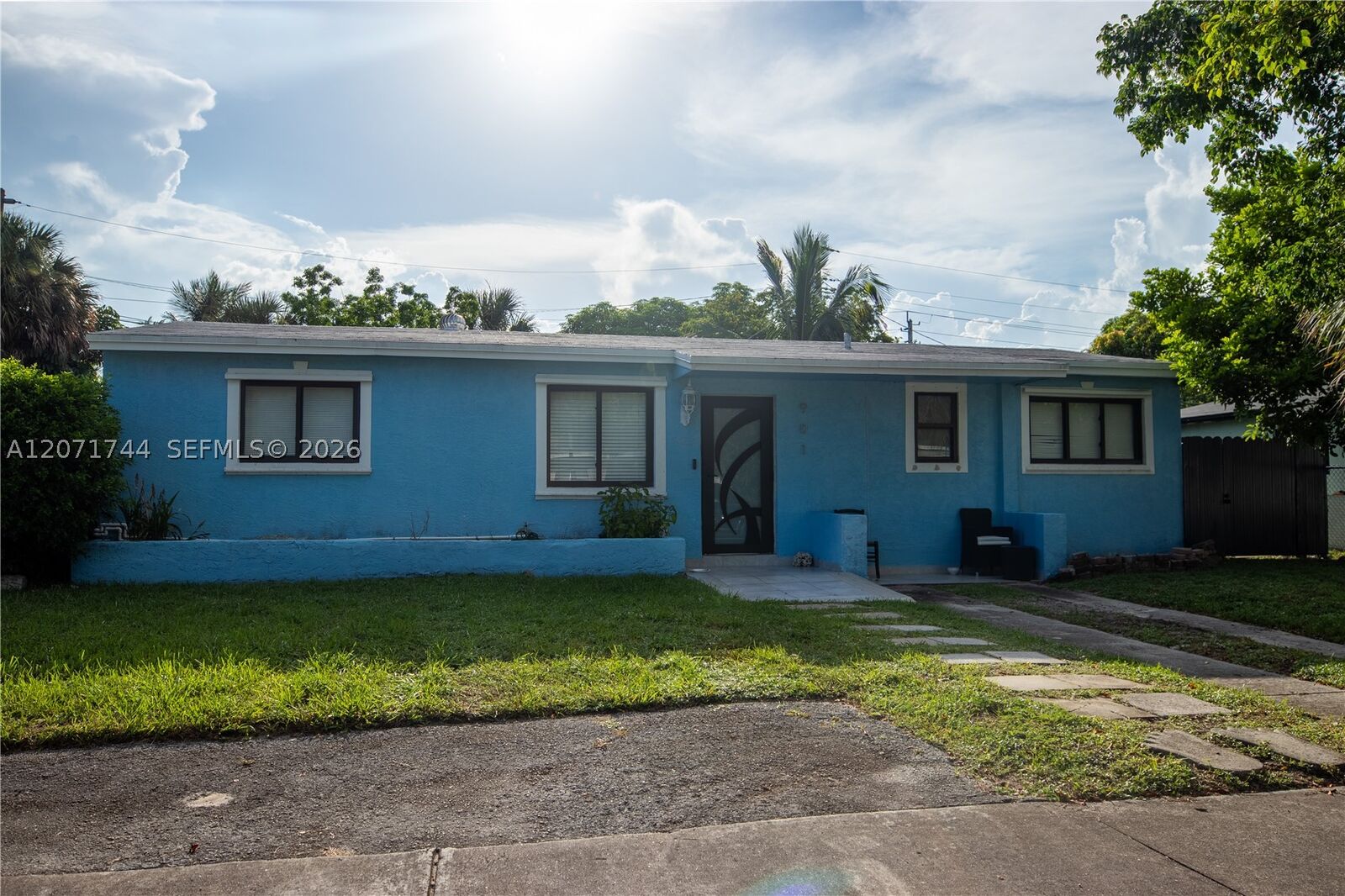 Property Photo:  901 NW 33rd Dr  FL 33311 