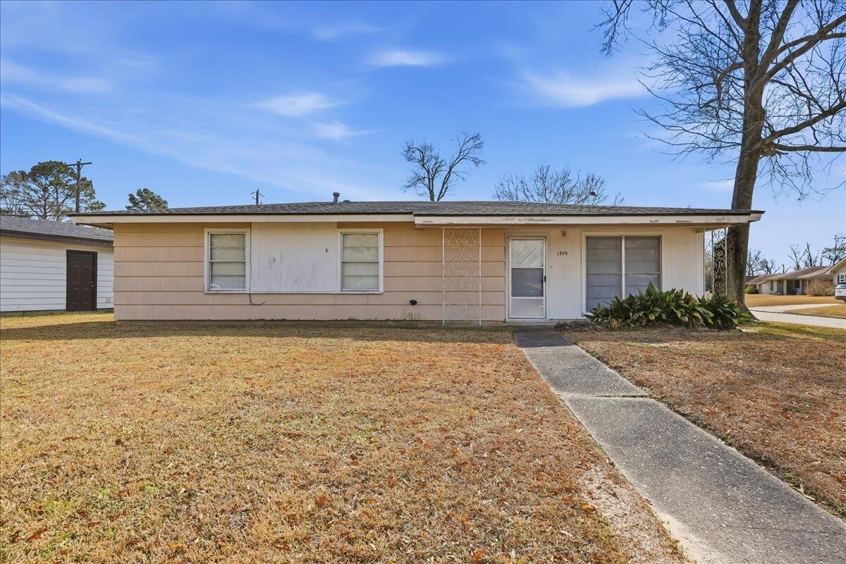 Property Photo:  1709 Robin  TX 77632 
