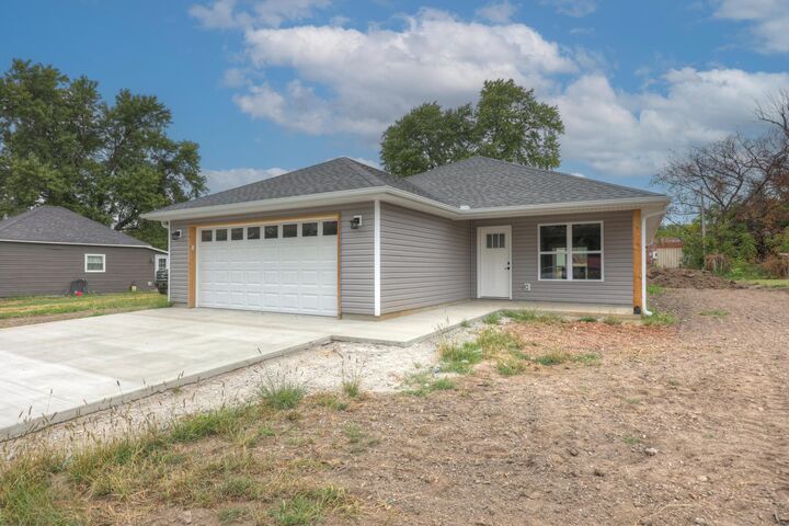 Property Photo:  215 W Lexington Avenue  MO 64755 