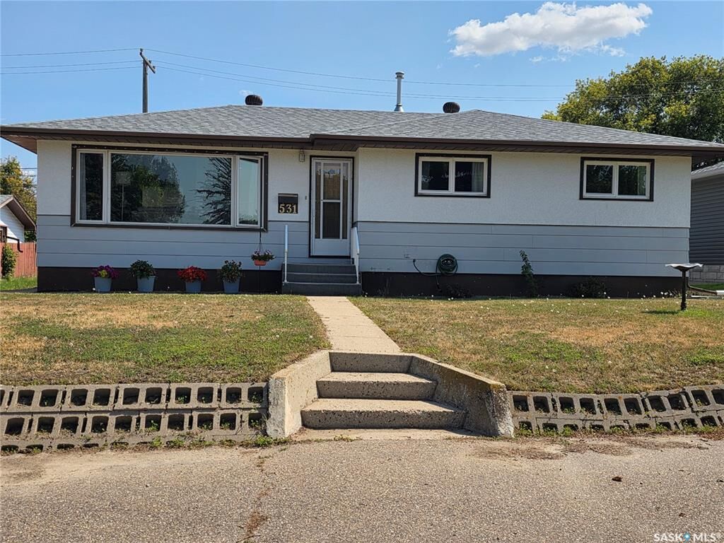 Property Photo: 531 2nd Avenue SE SK S9H 3J9