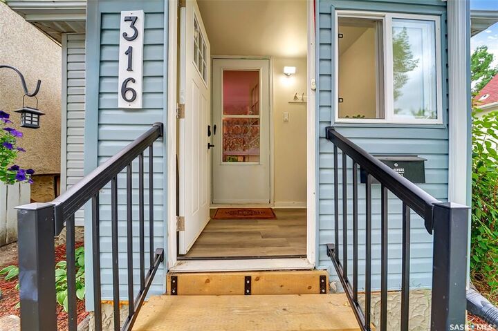 Property Photo: 316 J Avenue N SK S7L 2K2