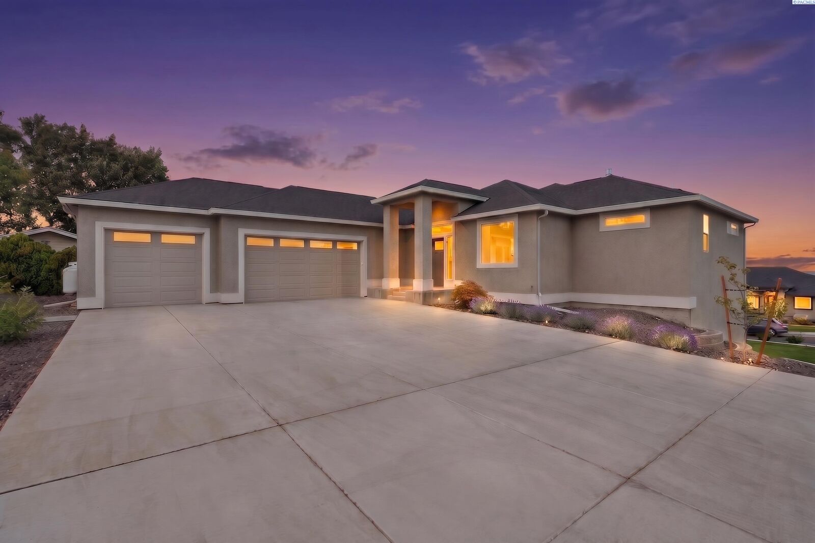 Property Photo:  3603 Orchard St  WA 99353 