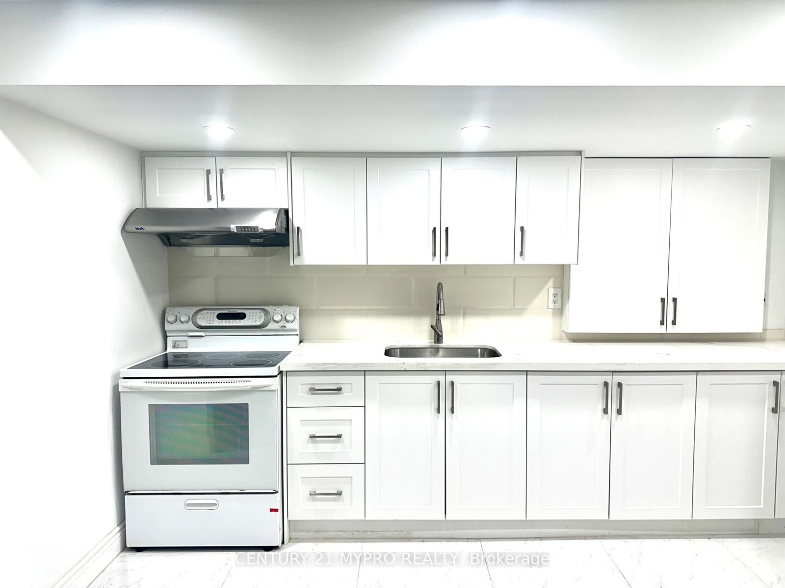 Property Photo:  102 Worthing Avenue  ON L3S 4J9 