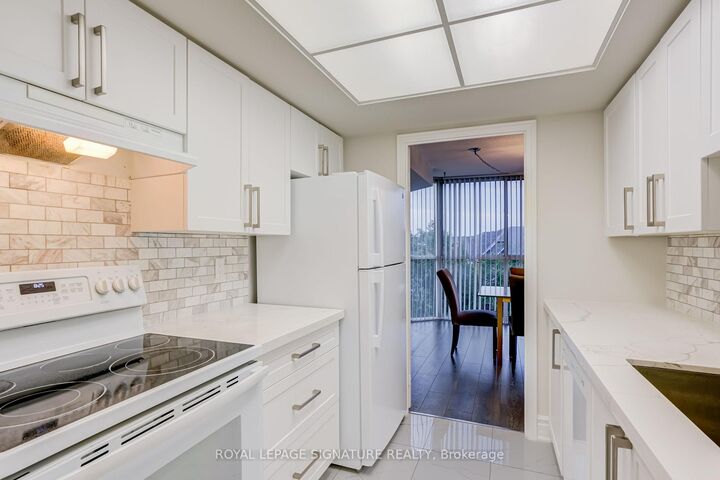 Property Photo: 880 Dundas Street W 405 ON L5C 4H3