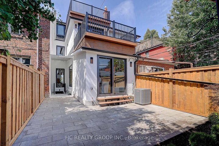 Photo de la propriété: 385 Manning Avenue ON M6G 2V6