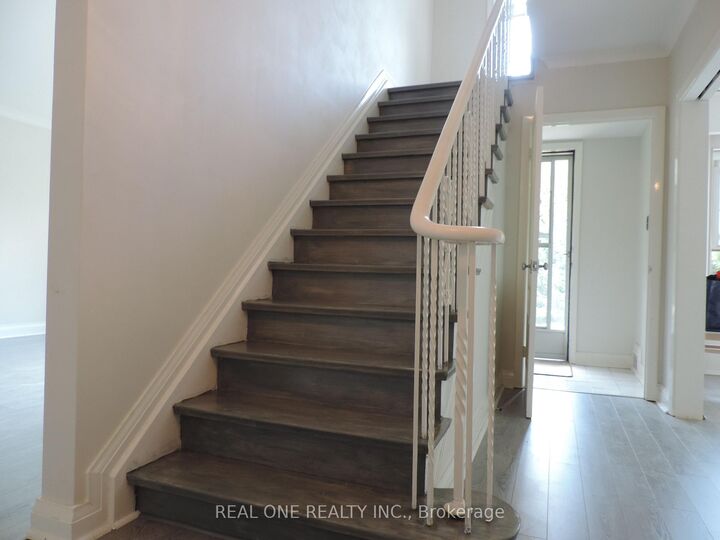 Photo de la propriété: 616 Briar Hill Avenue ON M5N 1N2