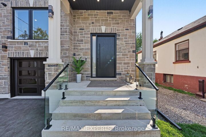 Property Photo:  1062 Alexandra Avenue Main  ON L5E 1Z8 