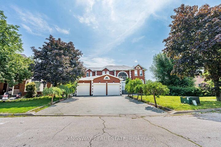 Property Photo: 5969 Rayshaw Crescent E ON L5M 2P0