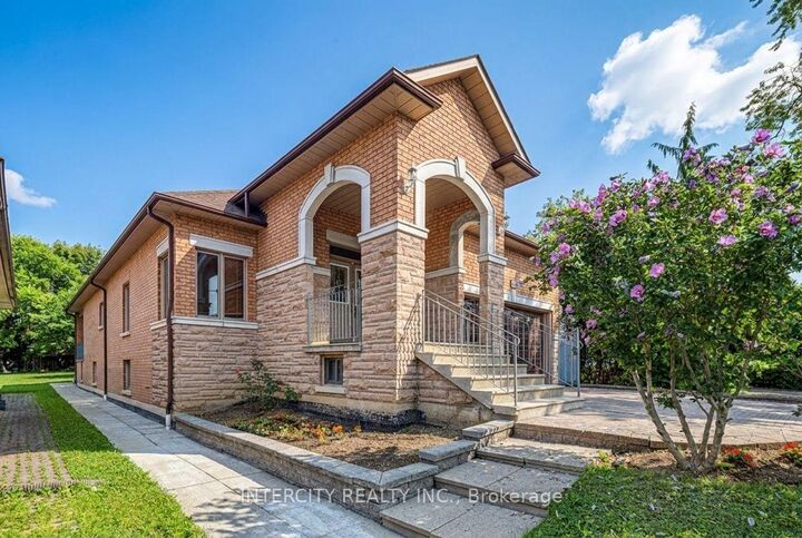 Property Photo: 42 Oak Avenue ON L4C 6R7