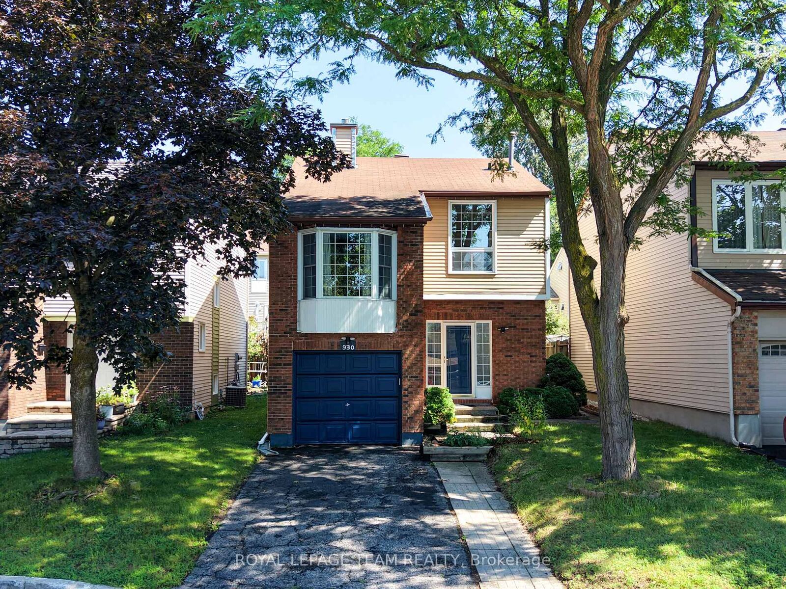Property Photo:  930 Alenmede Crescent  ON K2B 8K5 
