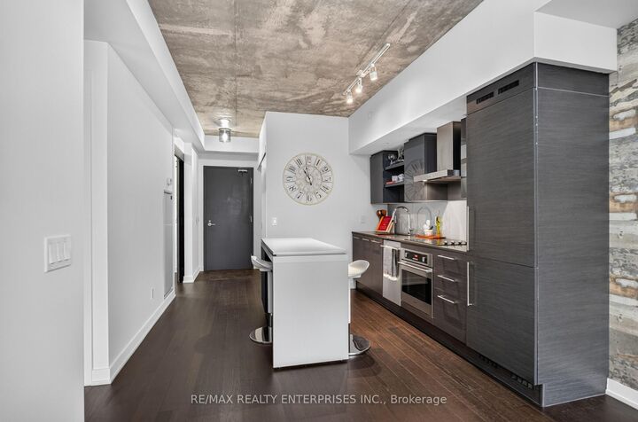 Property Photo: 1030 King Street W 942 ON M6K 0B4
