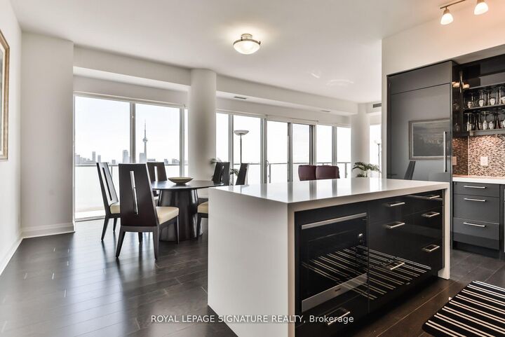 Property Photo:  65 St Mary Street 4002  ON M5S 0A6 