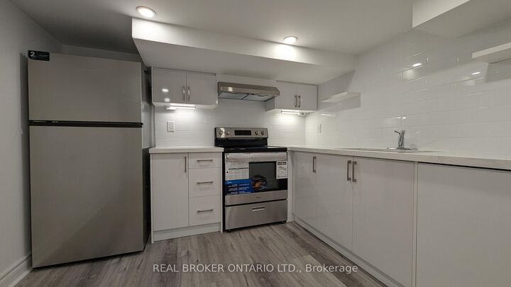 Property Photo:  1150 Woodbine Avenue Unit #4  ON M4C 4C9 