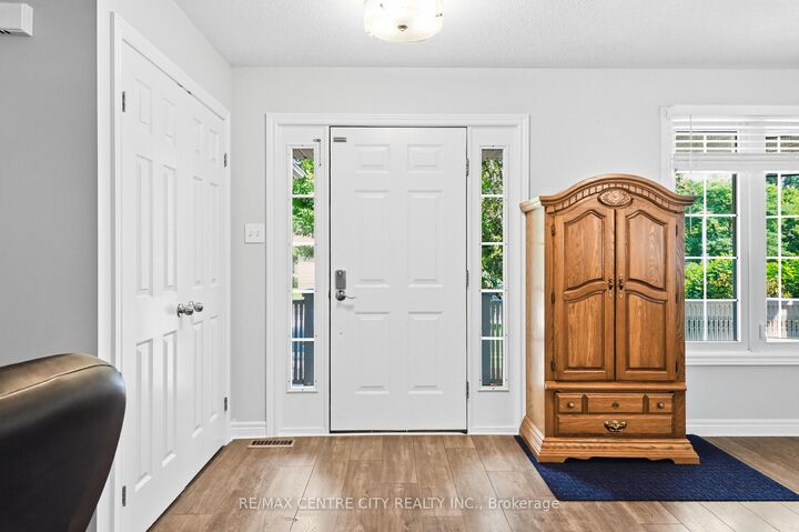 93 McTaggart Court — photo 1