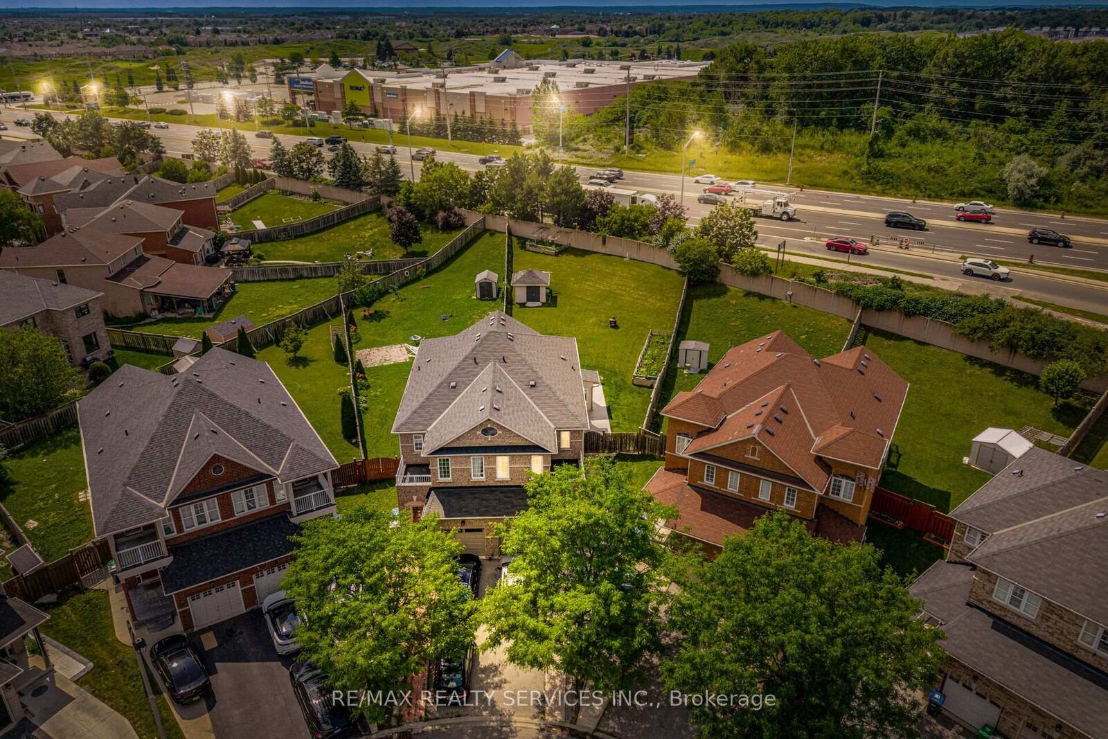Property Photo: 32 Deepcoral Court ON L6V 4P7