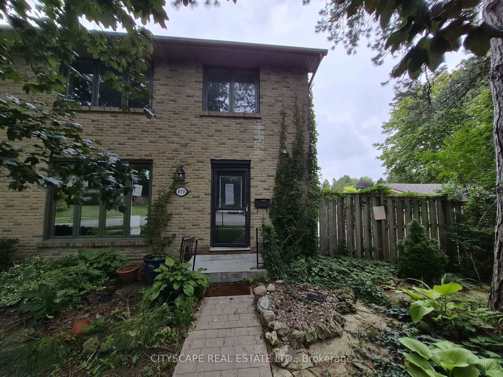 Property Photo: 850 Berkshire Drive 8 ON N6J 3S7
