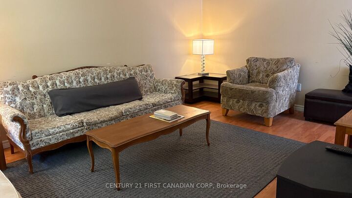 Property Photo:  460 Castlegrove Boulevard Room 5  ON N6G 1K8 