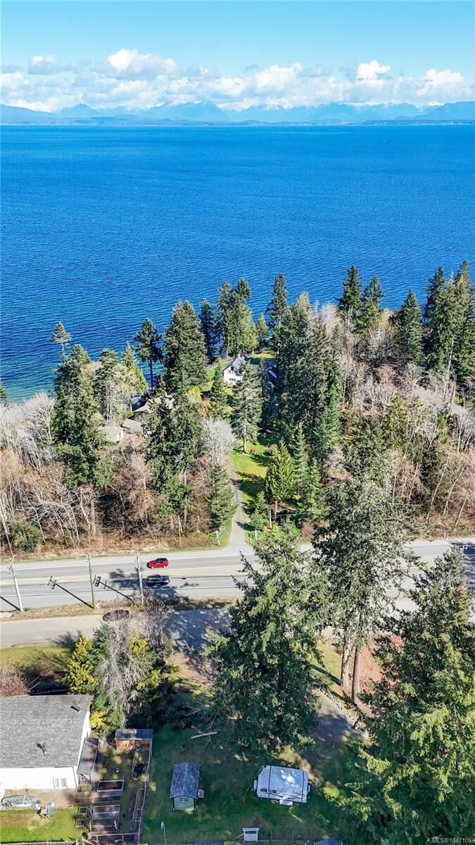 4060 Island Hwy S — photo 1