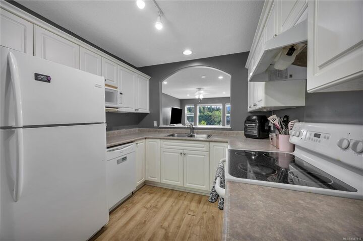 Property Photo: 4780 Fairbrook Cres BC V9T 6M6