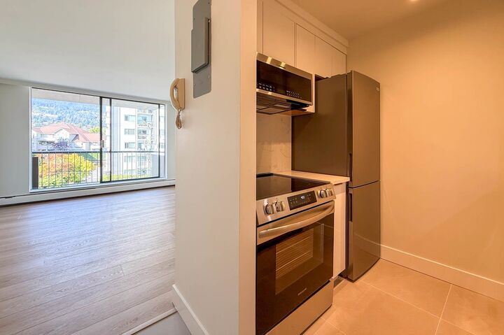 Property Photo:  2150 Bellevue 403  BC V7V 1C4 