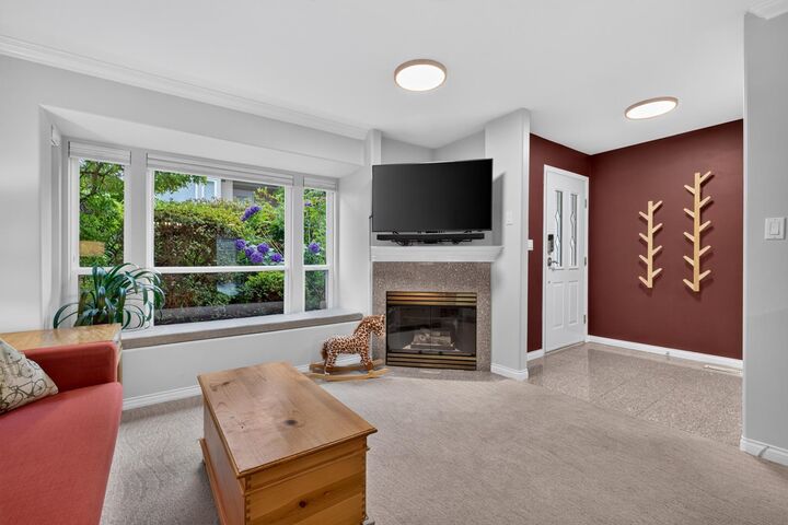 Property Photo: 225 E 6th Street 109 BC V7L 1P4