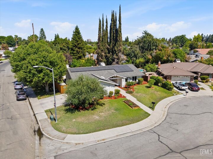 Property Photo: 308 Swan Court CA 93309