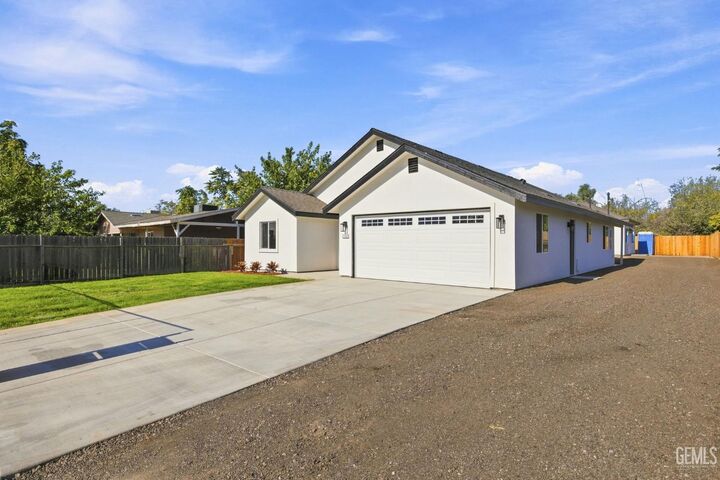 Property Photo: 2109 Mahoney Street CA 93307