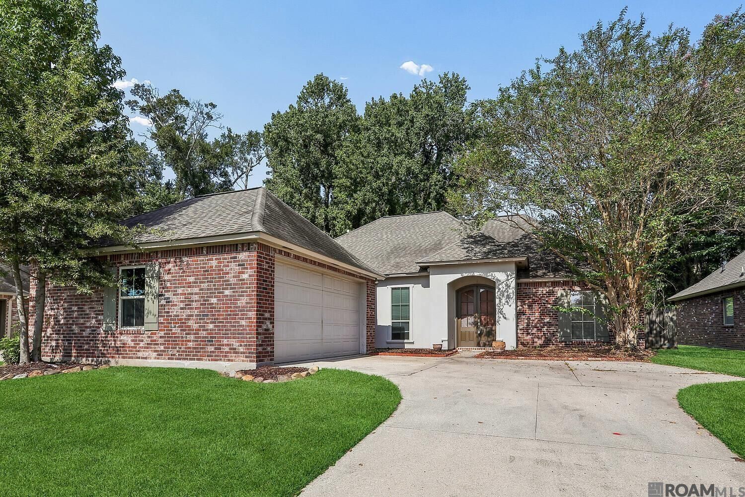 Property Photo: 5738 Parkknoll Place Dr LA 70816