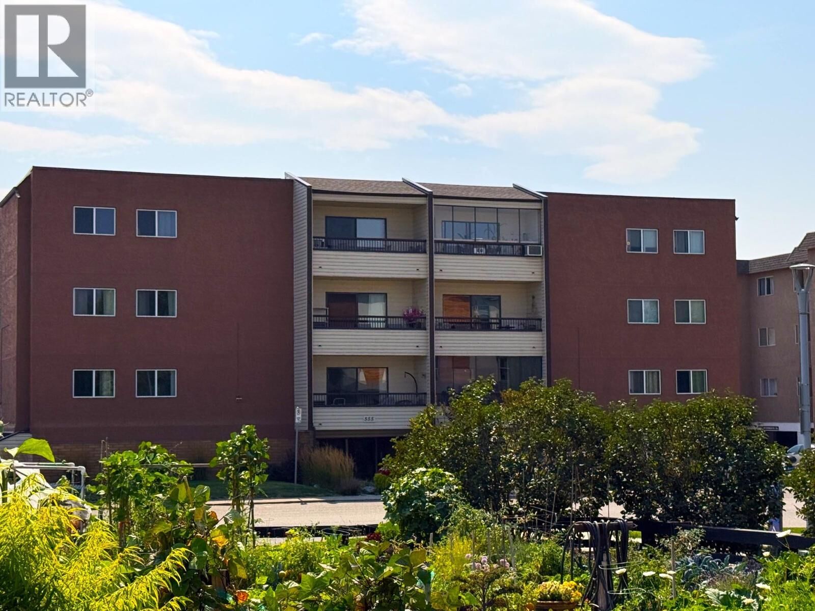 Property Photo:  555 Rowcliffe Avenue 305  BC V1Y 5Y8 