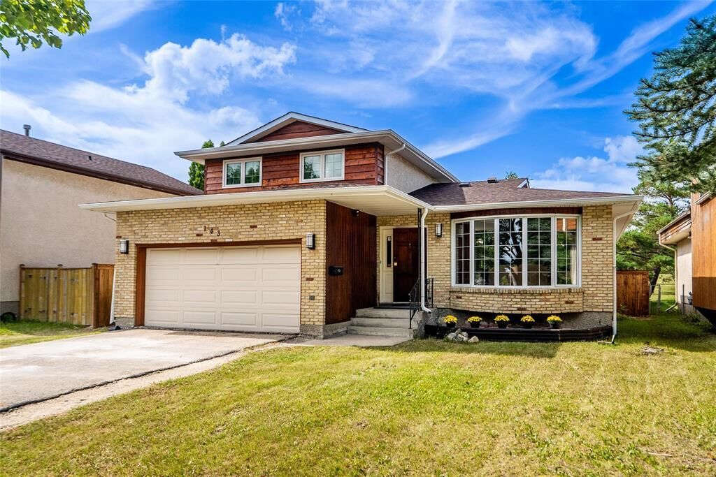 Property Photo: 143 Valewood Crescent MB R2R 1S4